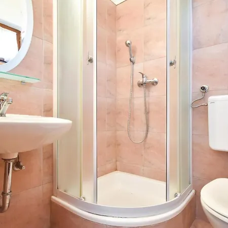 Apartment Gorgeous In Okrug Donji With Wifi *
